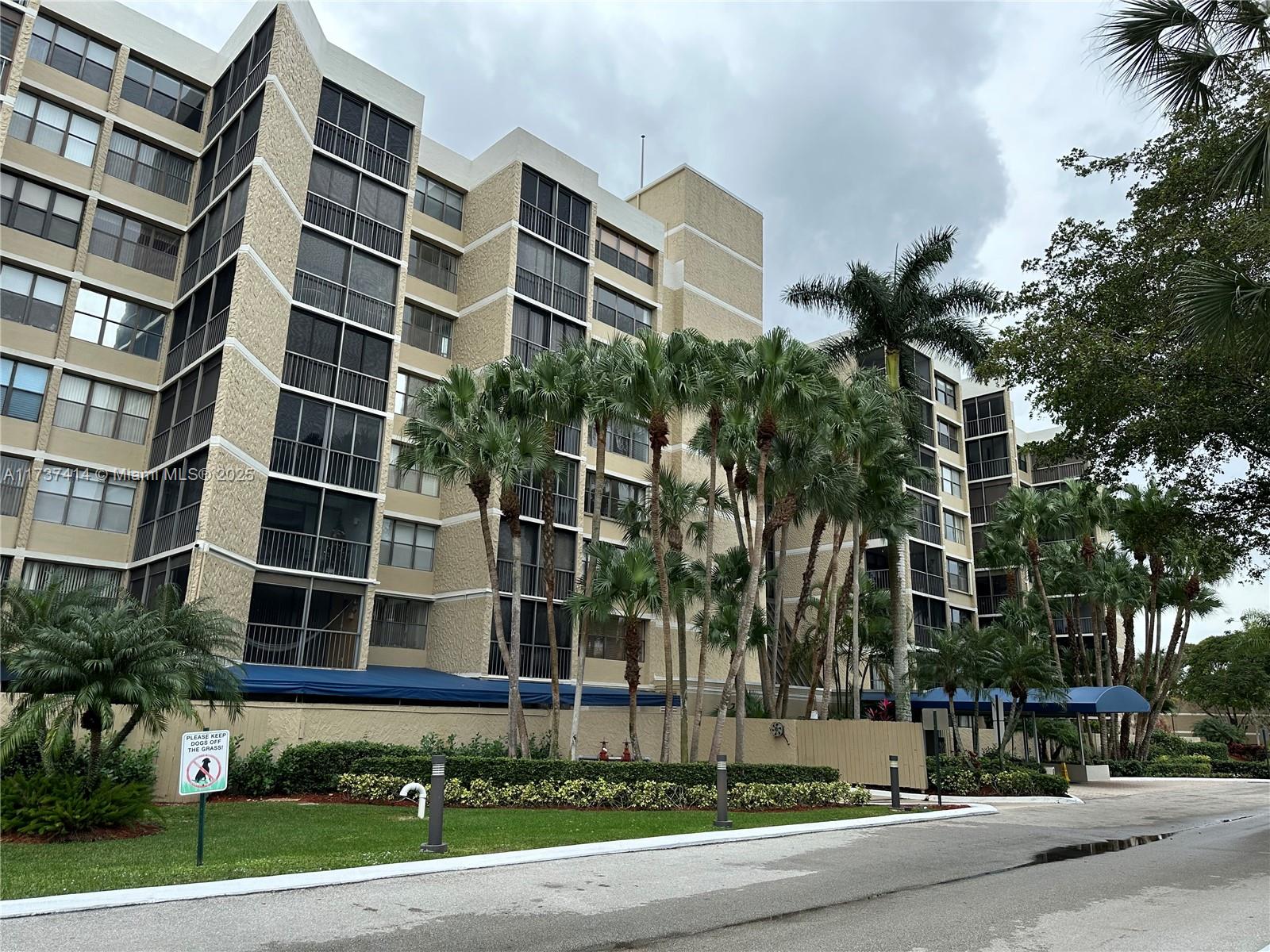 COUNTRY CLUB APTS AT - Residential