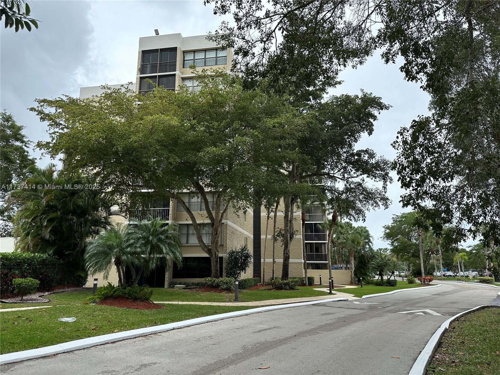 COUNTRY CLUB APTS AT - Residential
