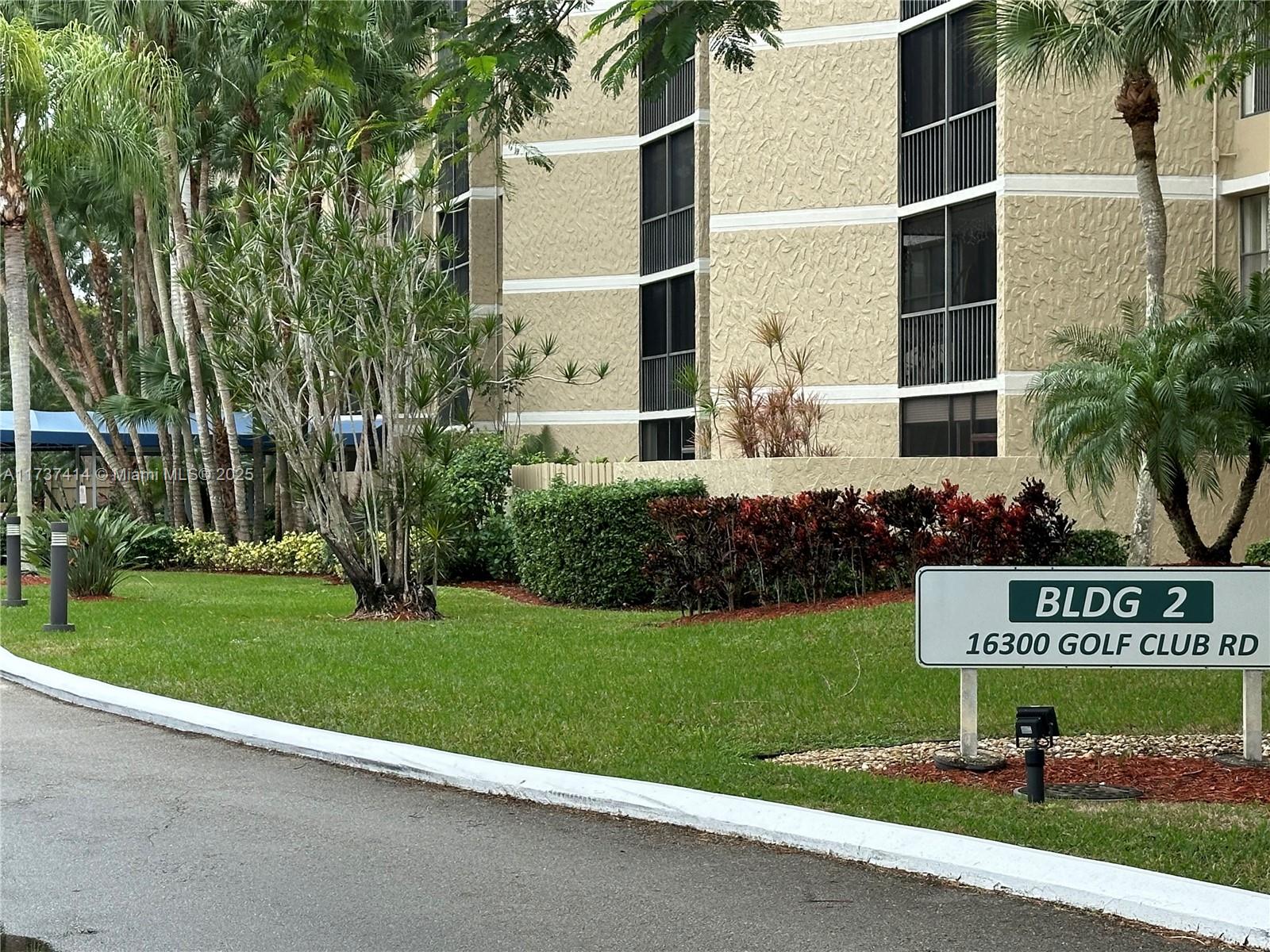 COUNTRY CLUB APTS AT - Residential
