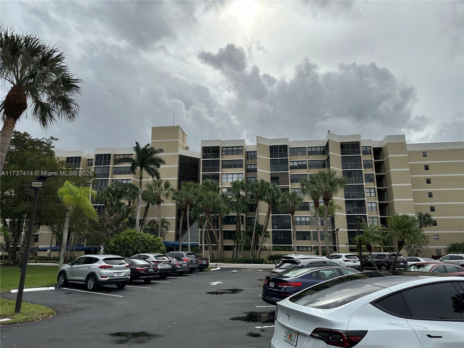 COUNTRY CLUB APTS AT - Residential