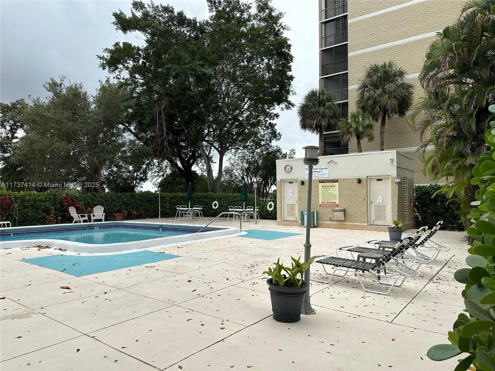 COUNTRY CLUB APTS AT - Residential