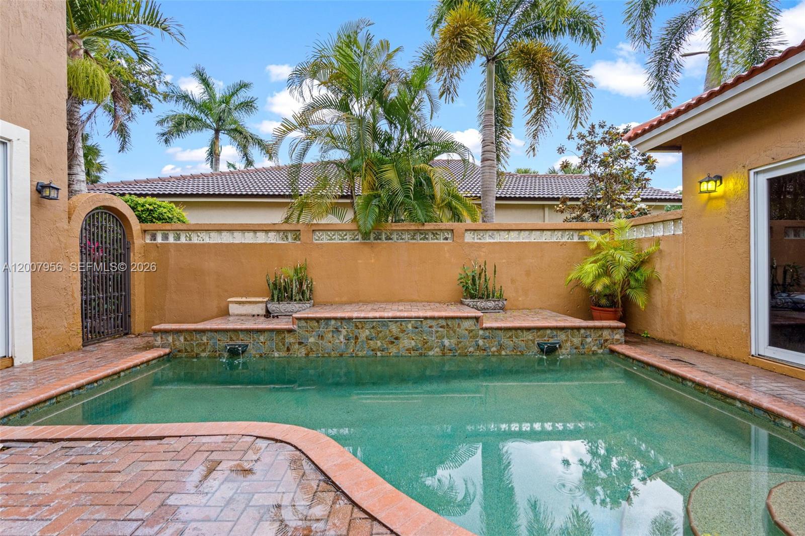 SAPPHIRE POINTE - DIAMOND - Residential