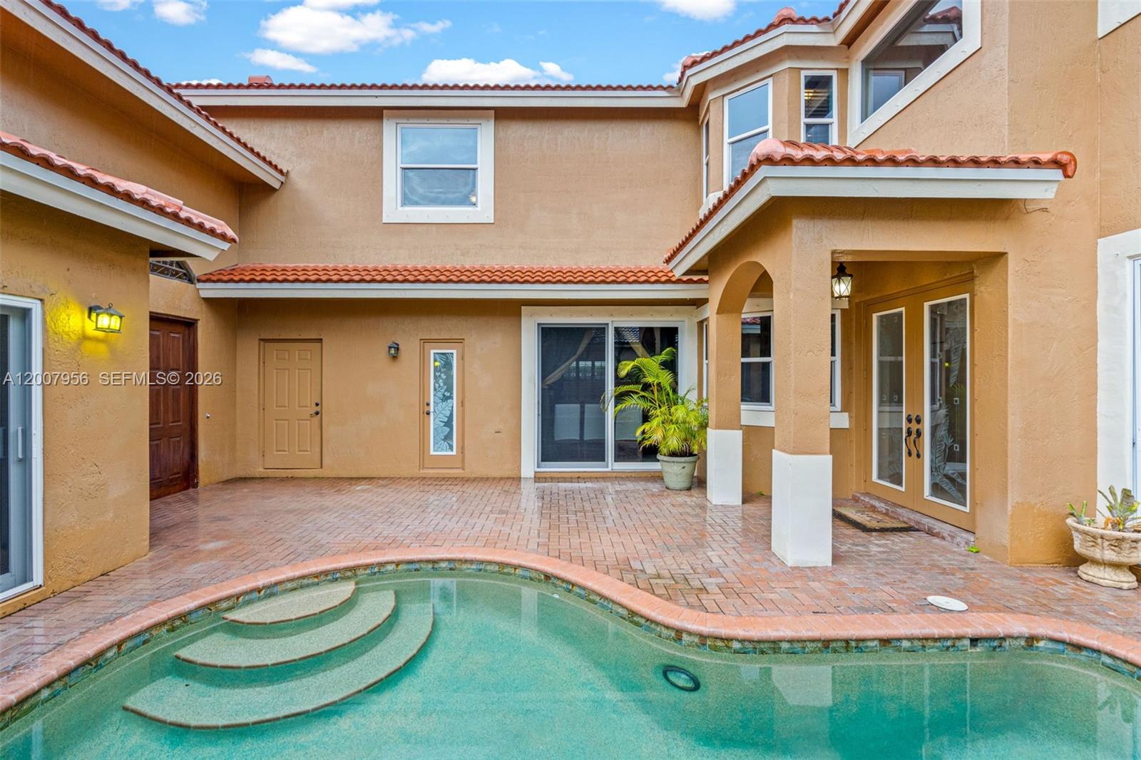 SAPPHIRE POINTE - DIAMOND - Residential