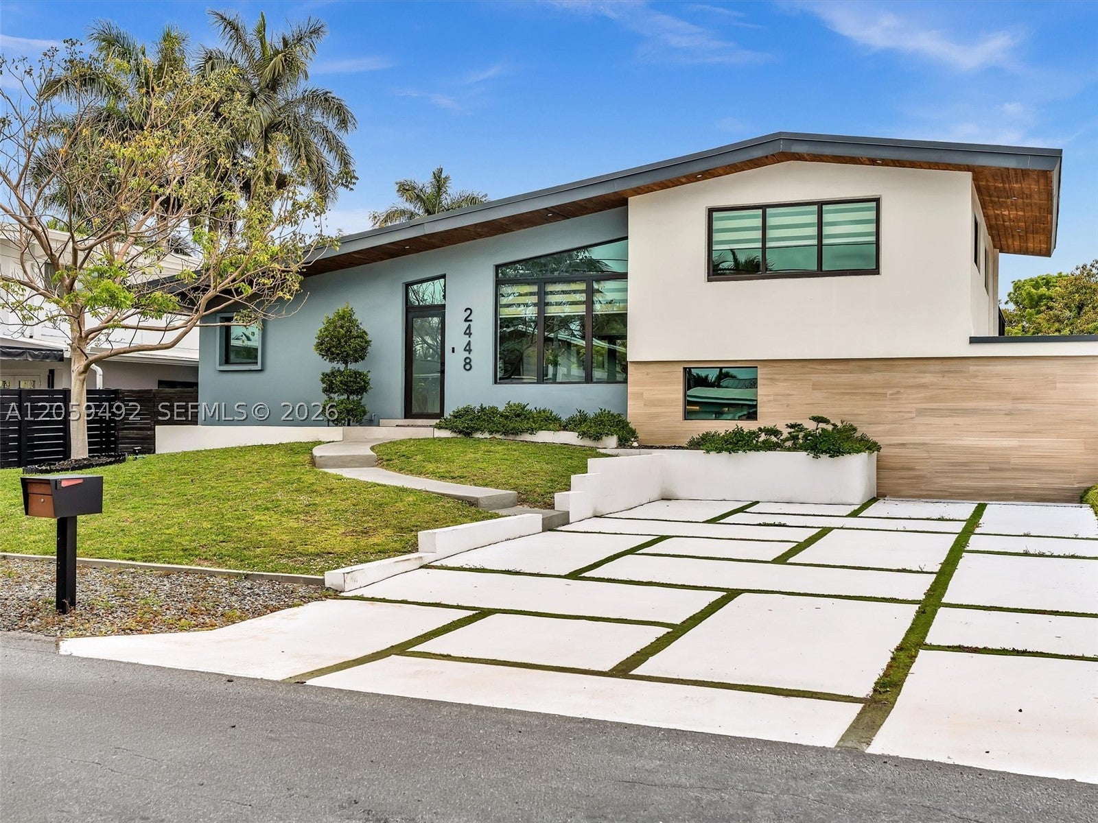 2448 Okeechobee Ln