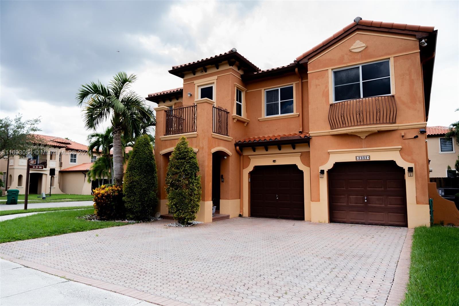 Beautiful two Story 5 bed, 4 bath Home to Rent, move in on January 15th. Located in a gated community, featuring a community pool and tennis court.