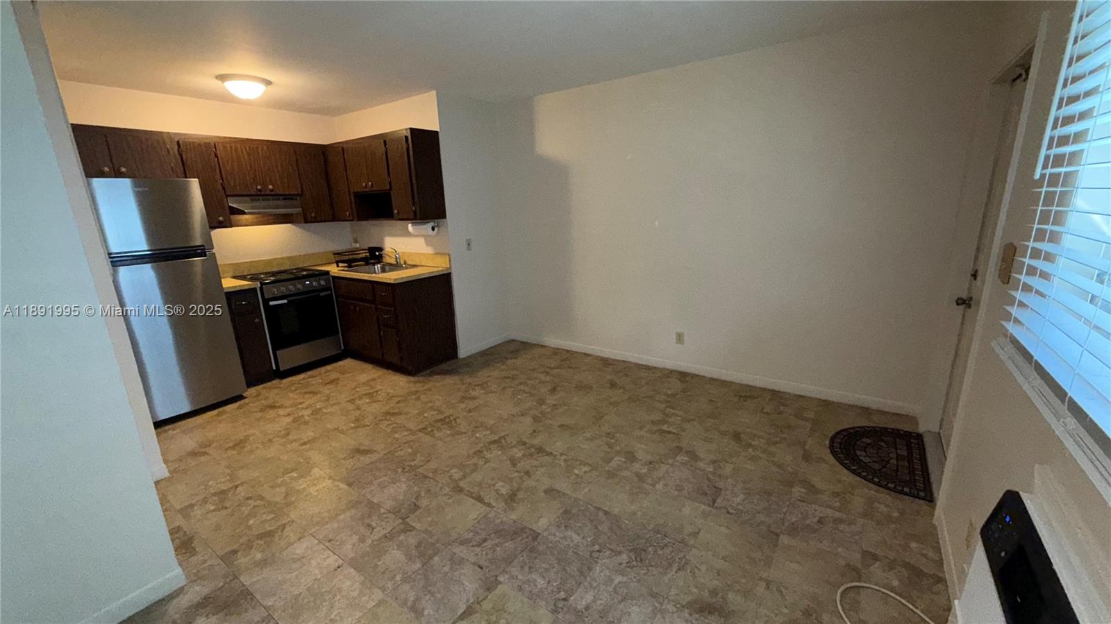 CORAM GARDENS - Residential Lease