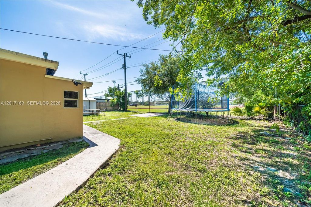 Photo of 6472 Pierce St, Hollywood, FL 33024 (MLS # A12017163)
