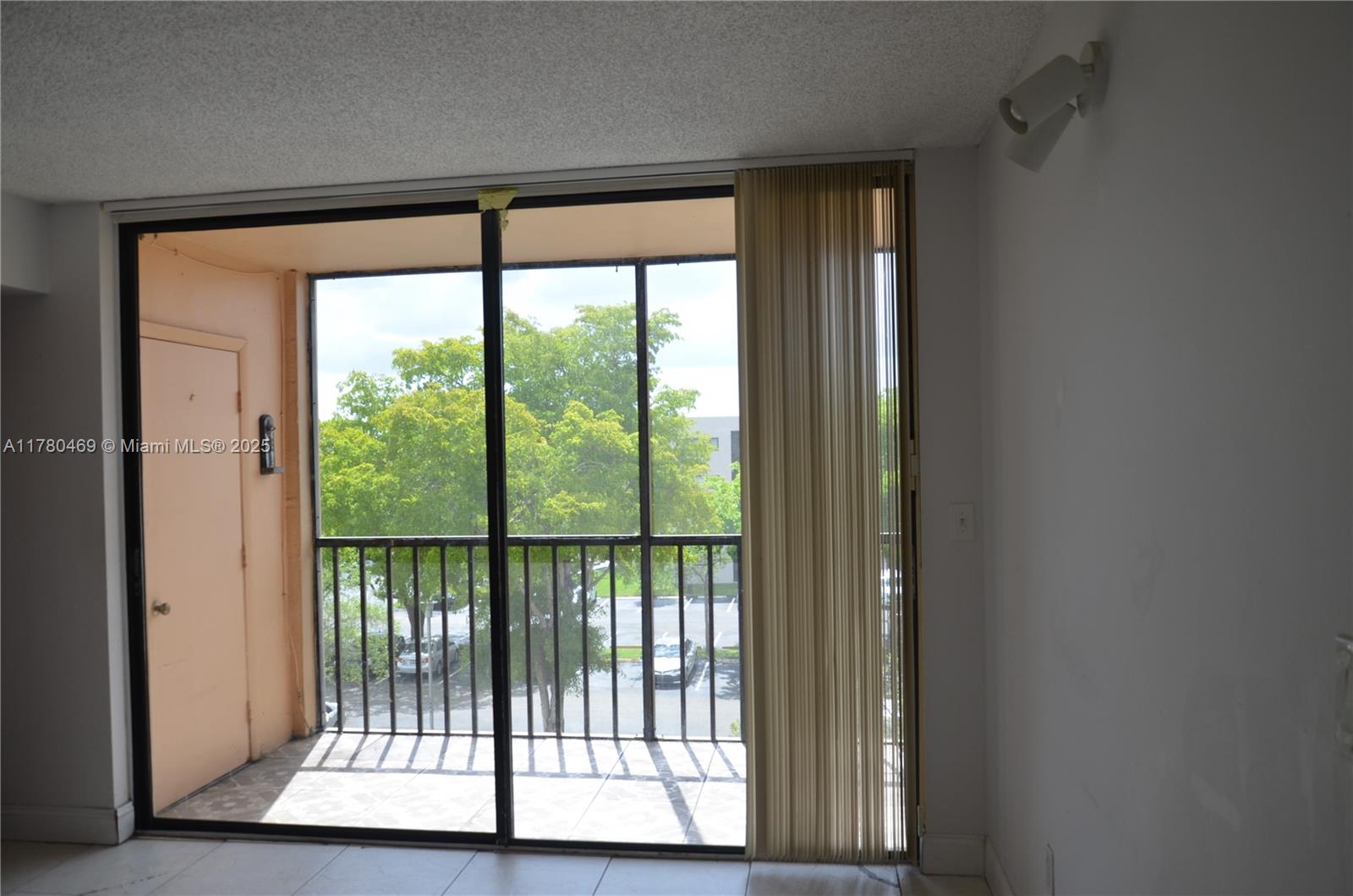HORIZONS WEST CONDO #10 - Residential