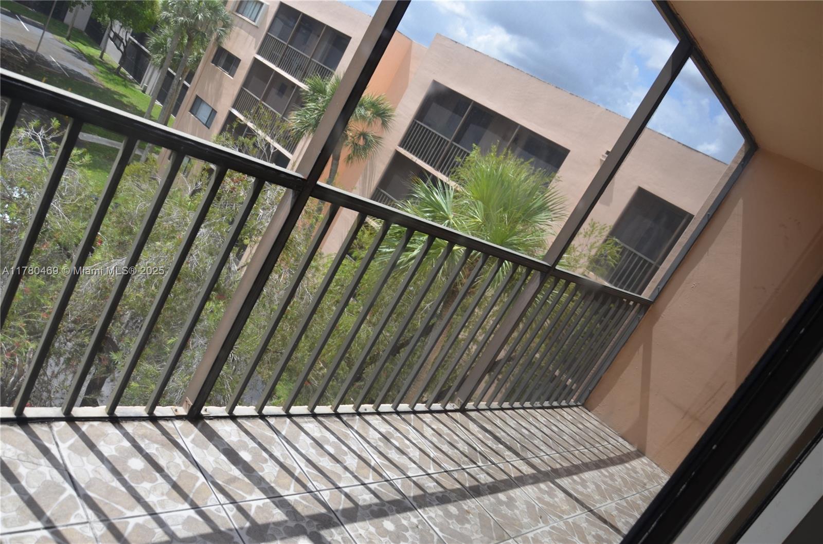 HORIZONS WEST CONDO #10 - Residential