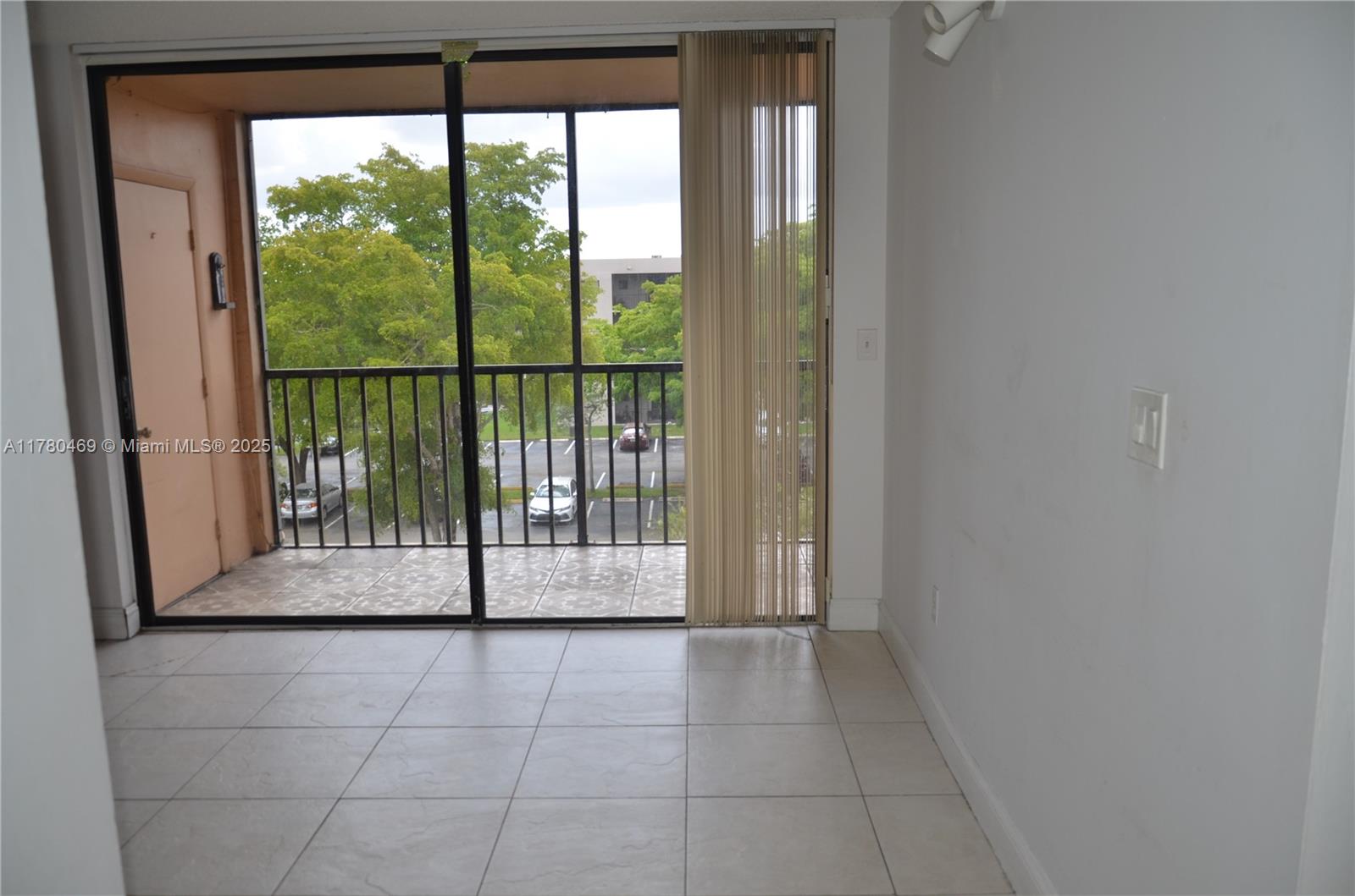 HORIZONS WEST CONDO #10 - Residential