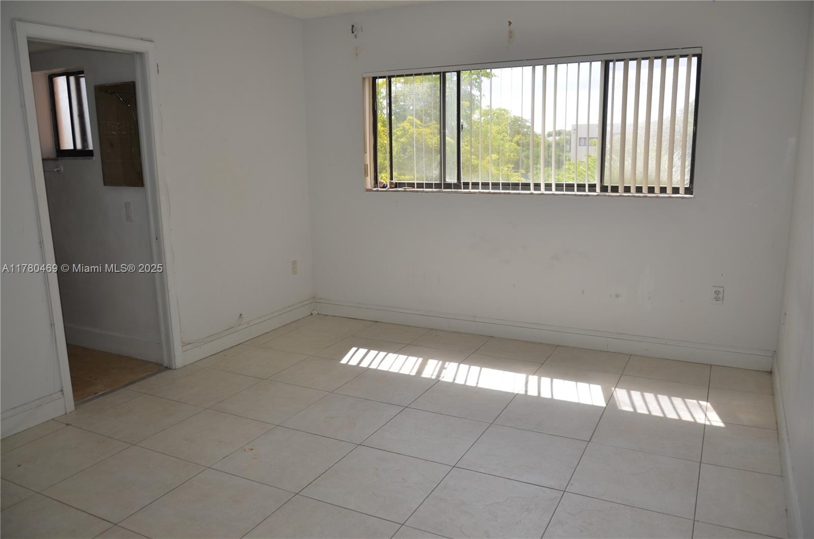 HORIZONS WEST CONDO #10 - Residential