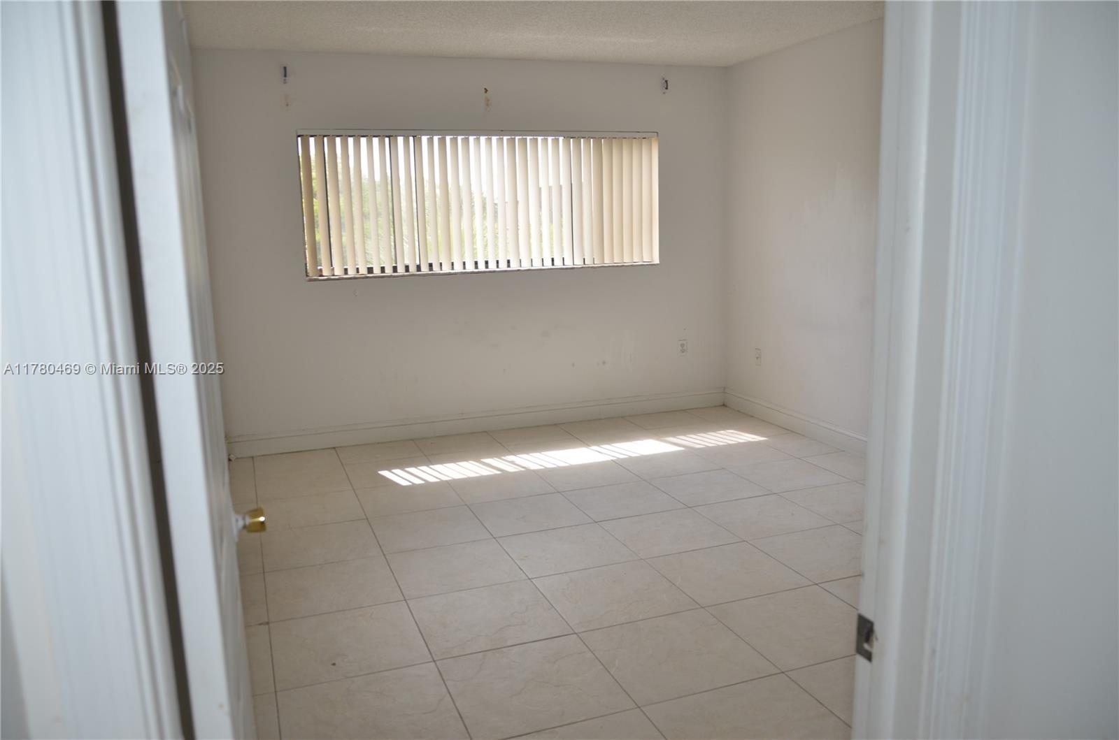 HORIZONS WEST CONDO #10 - Residential