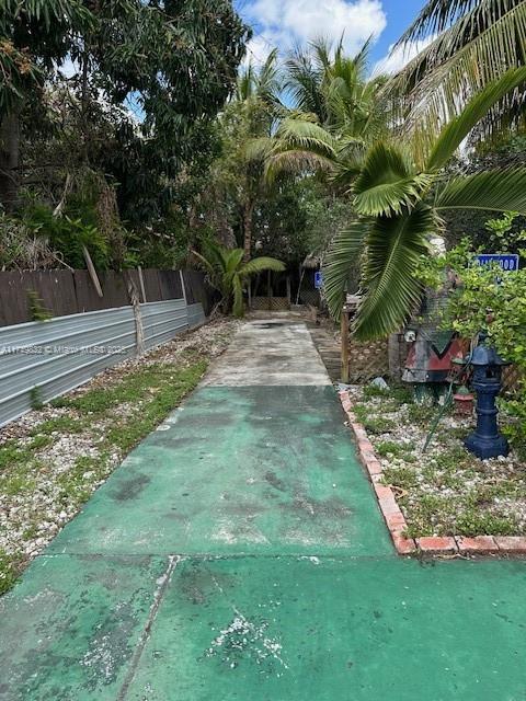 HOLLYWOOD LITTLE RANCHES - Residential