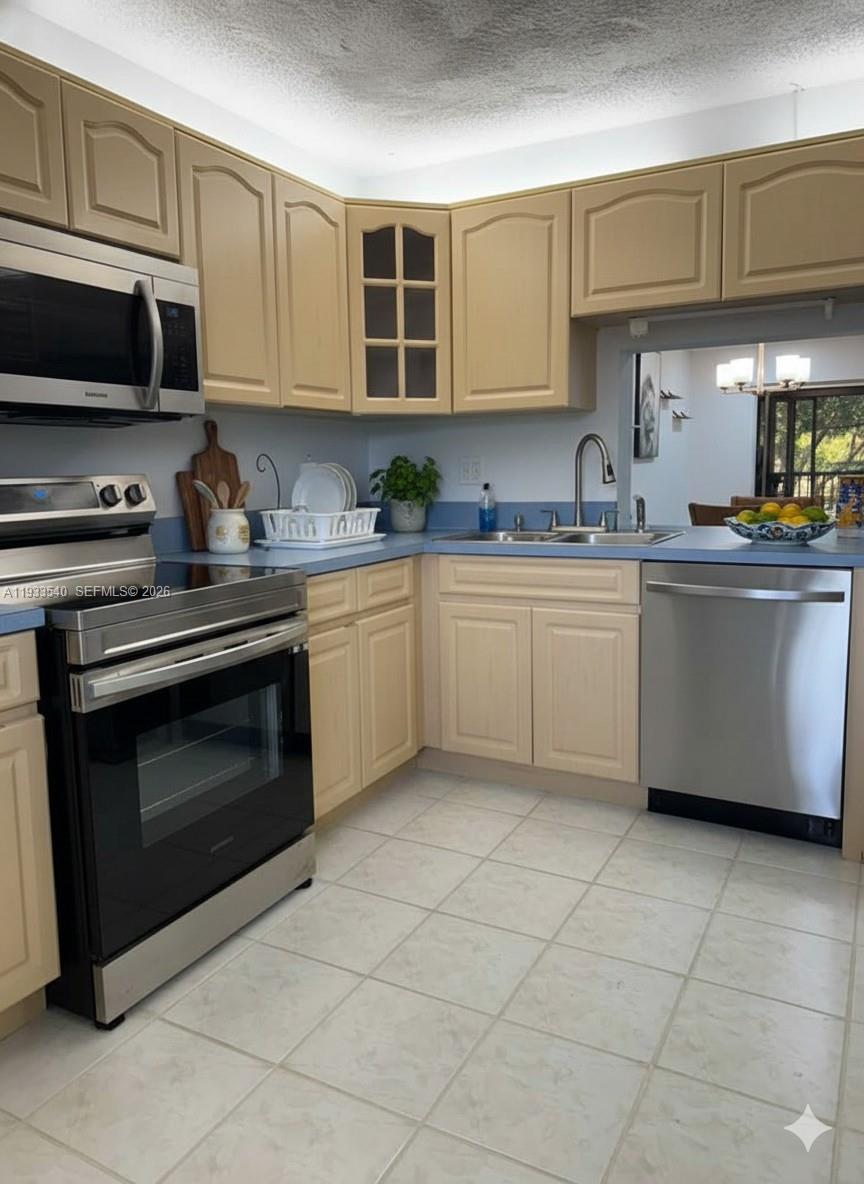 POND APPLE PLACE III COND - Residential