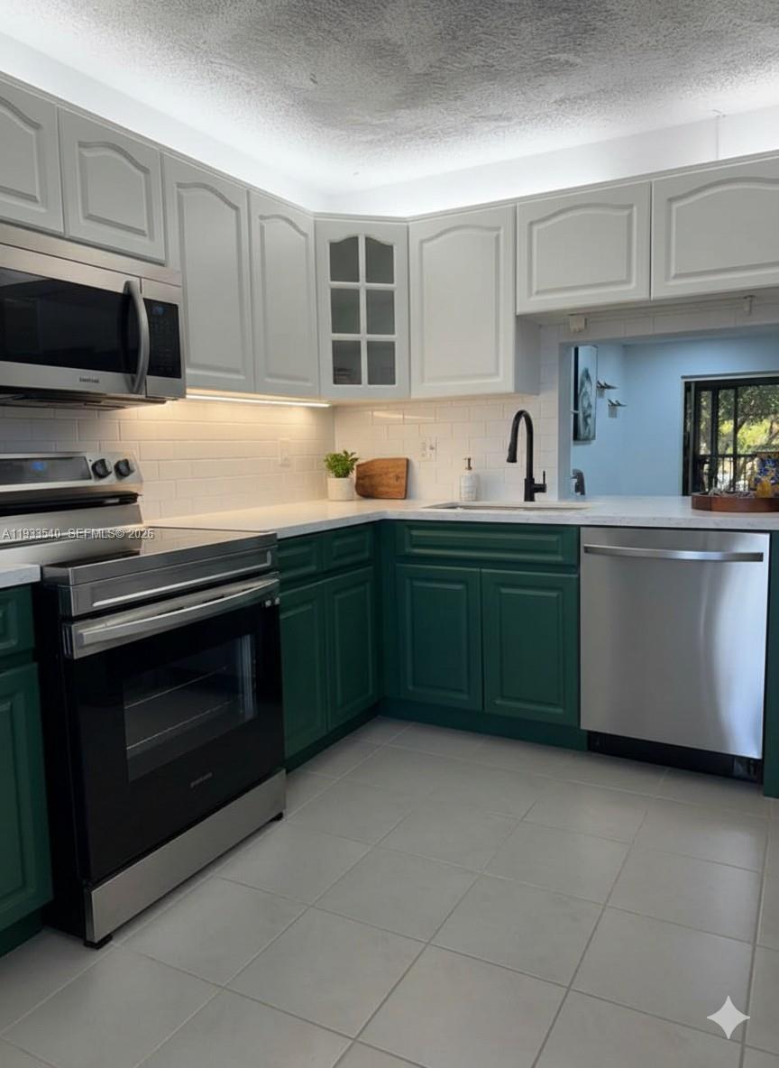 POND APPLE PLACE III COND - Residential