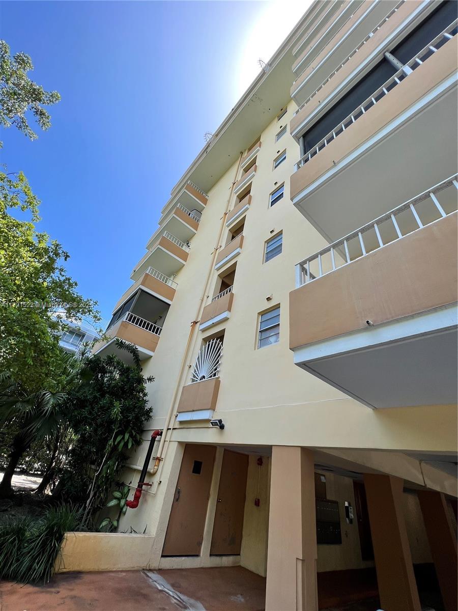VIRGINIA OAKS CONDO - Residential