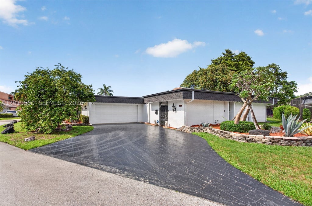 Photo of 4806 Banyan Ln, Tamarac, FL 33319 (MLS # A12019500)