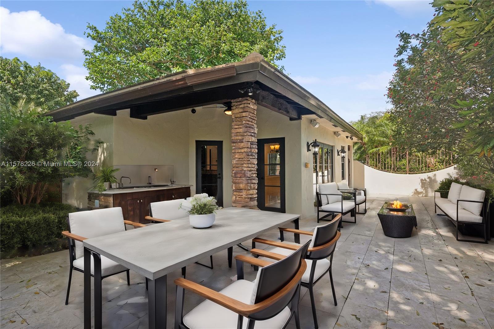 TOWN & RANCH ESTS - Residential