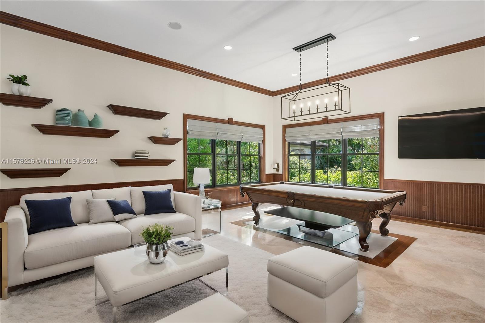 TOWN & RANCH ESTS - Residential