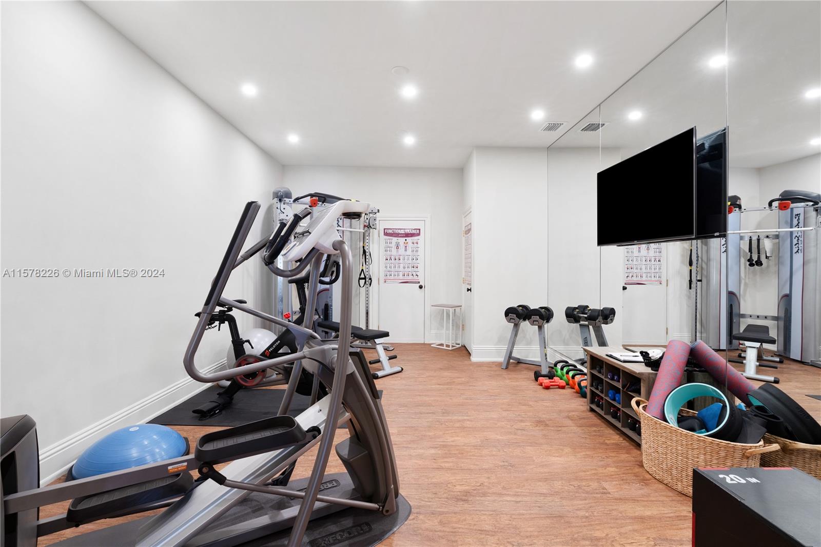 TOWN & RANCH ESTS - Residential