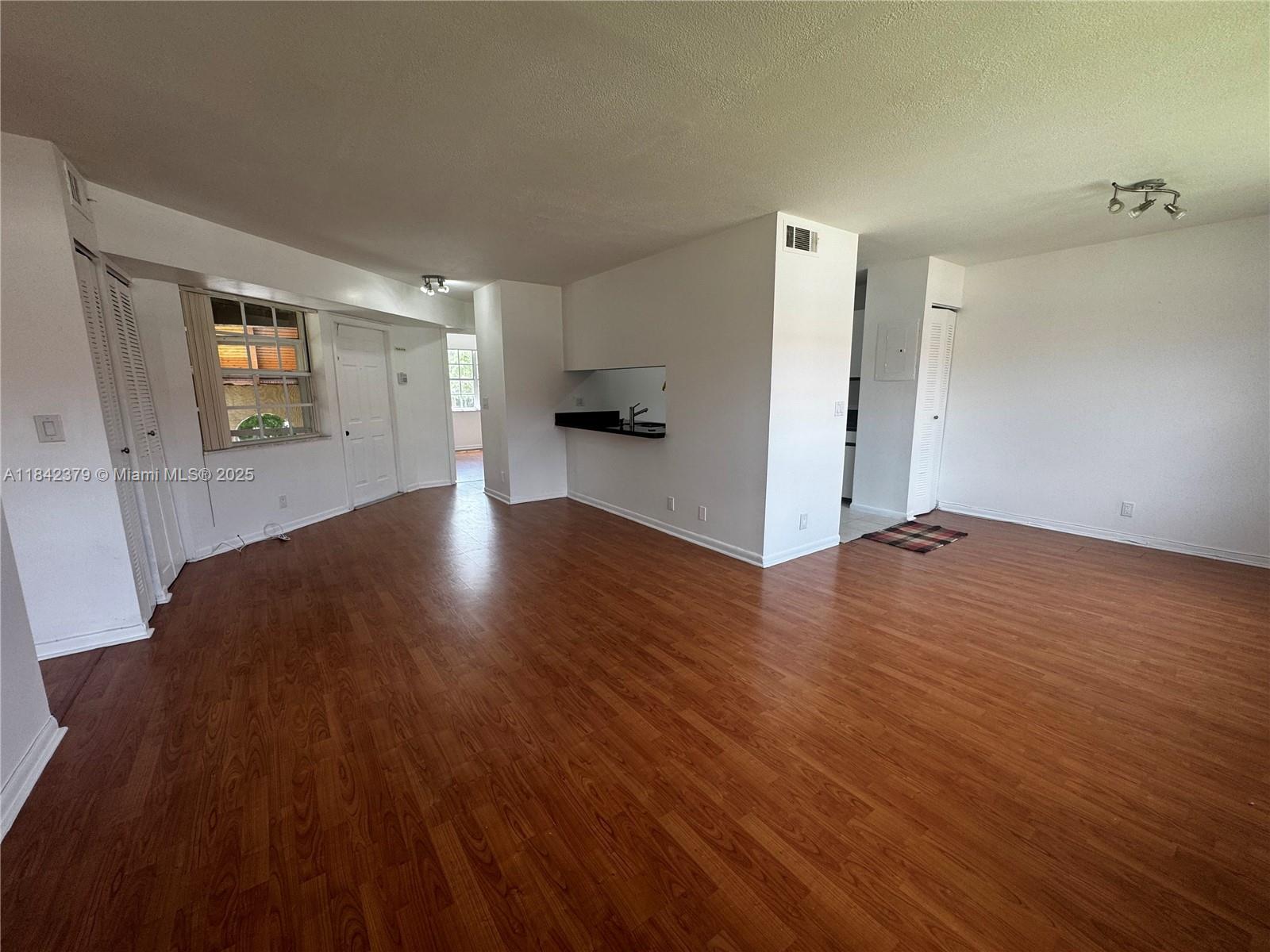 3D tour available, Vacant and easy to show! Spacious 2 bed, 2 bath condo in Windmill Lakes II. Ready for immediate move in. Features an open living dining area, lots of natural light, in-unit washer/dryer, and private porch entrance. Well-maintained community with beautiful landscaping and amenities. Excellent location near top schools, shopping, dining, and highways. Don’t miss this opportunity schedule your showing today!