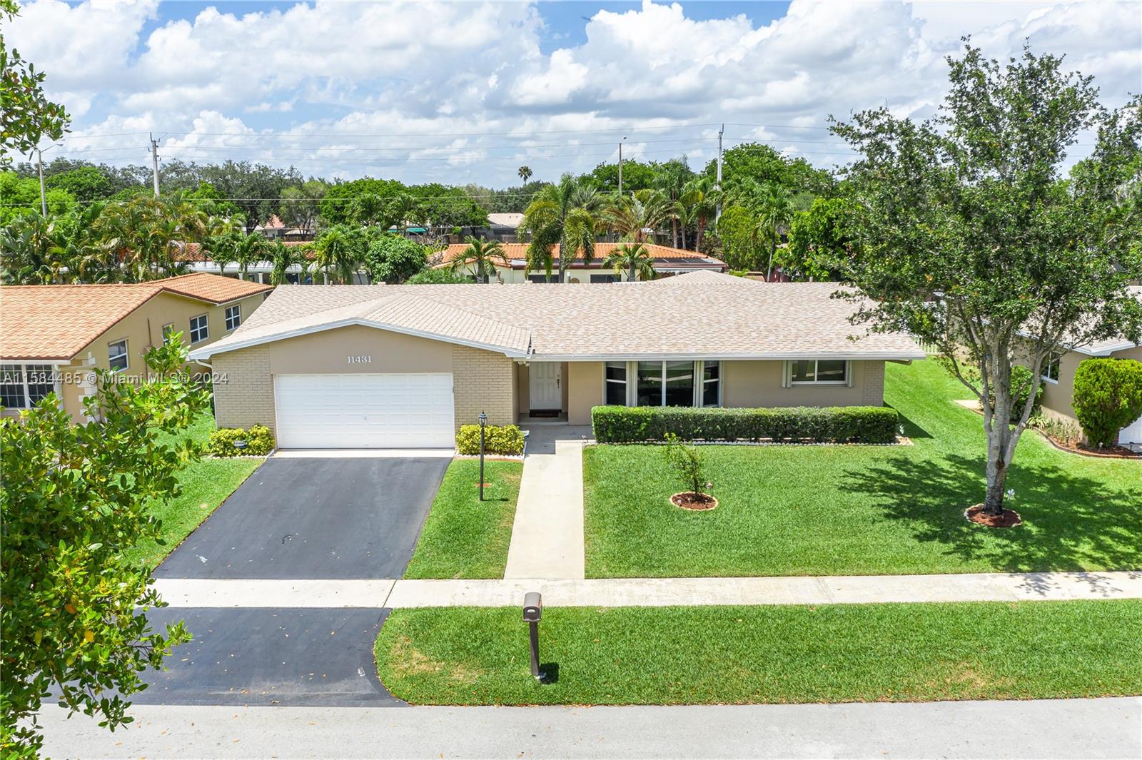 11431 Nw 23rd St, Pembroke Pines, Miami-Dade County, Florida - 4 Bedrooms  
2 Bathrooms - 