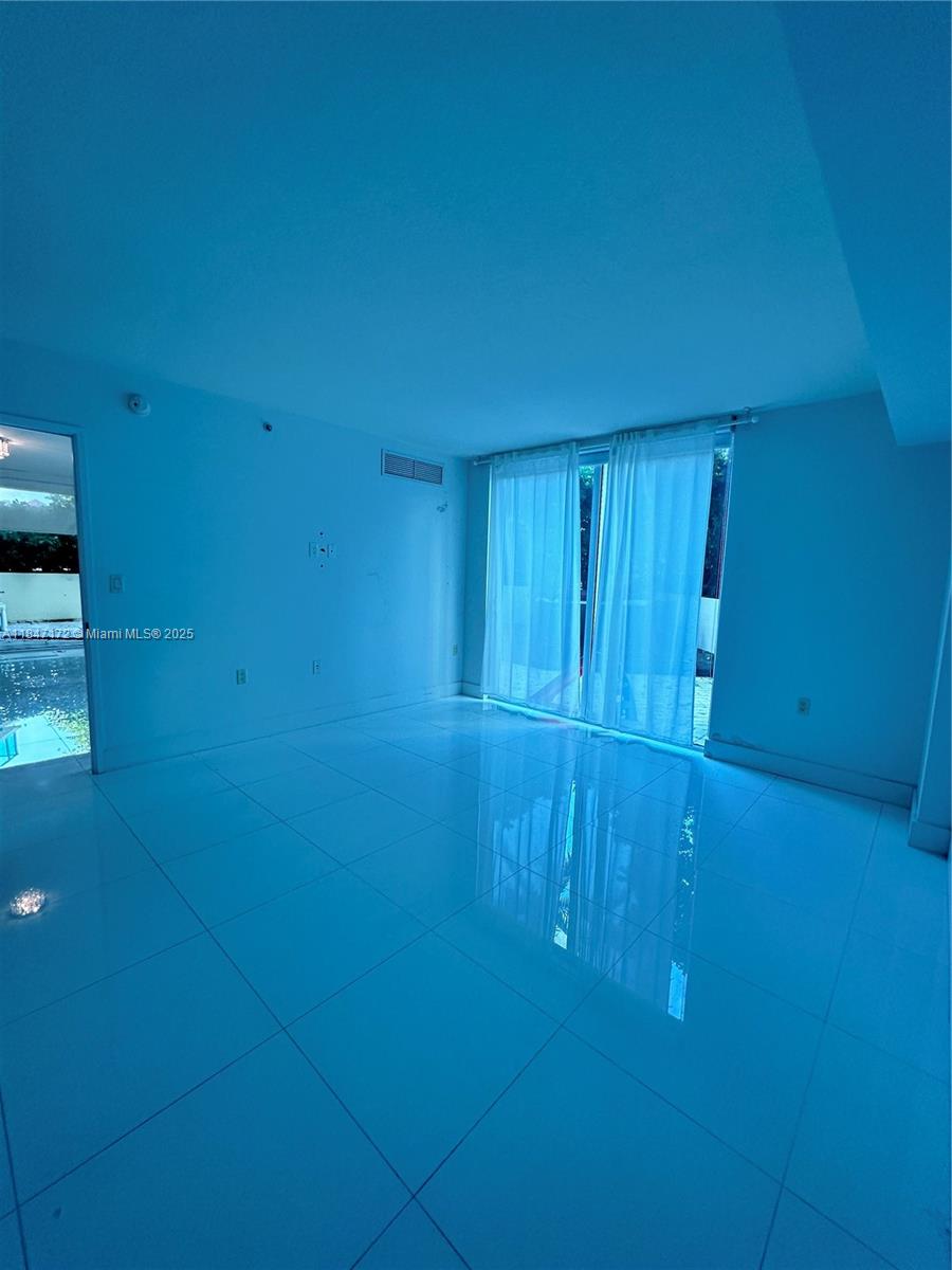 ST TROPEZ ON THE BAY II C - Residential Lease