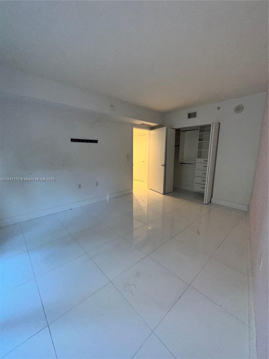 ST TROPEZ ON THE BAY II C - Residential Lease