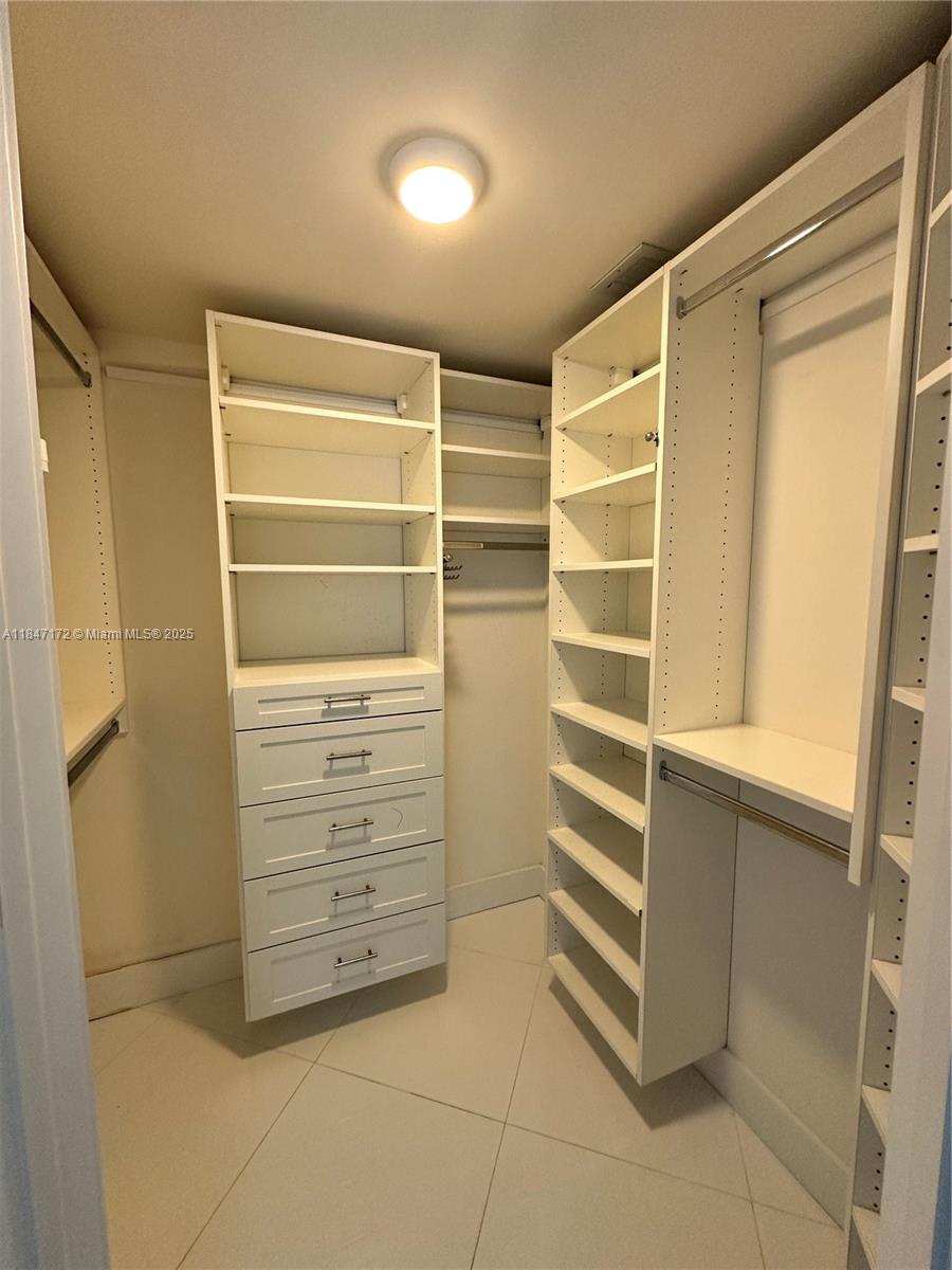 ST TROPEZ ON THE BAY II C - Residential Lease