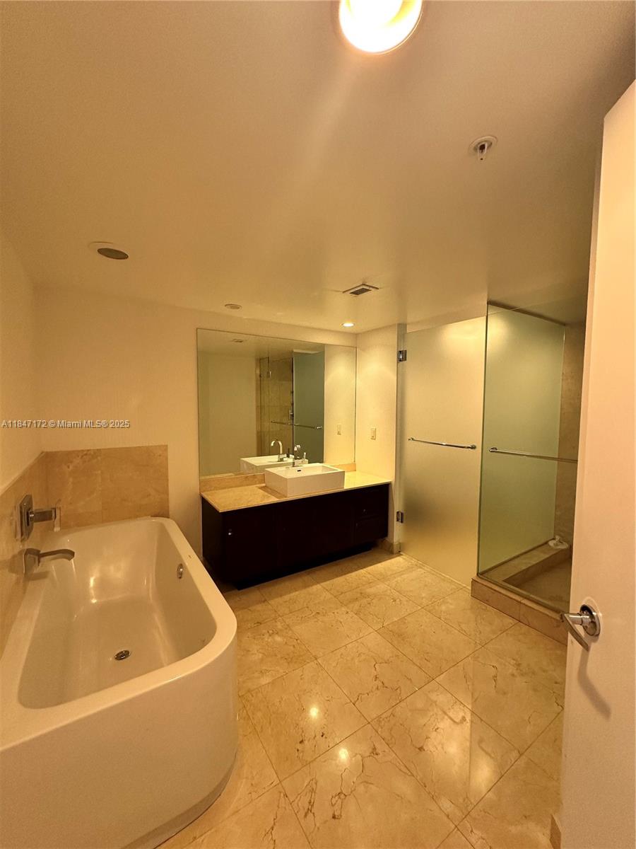 ST TROPEZ ON THE BAY II C - Residential Lease