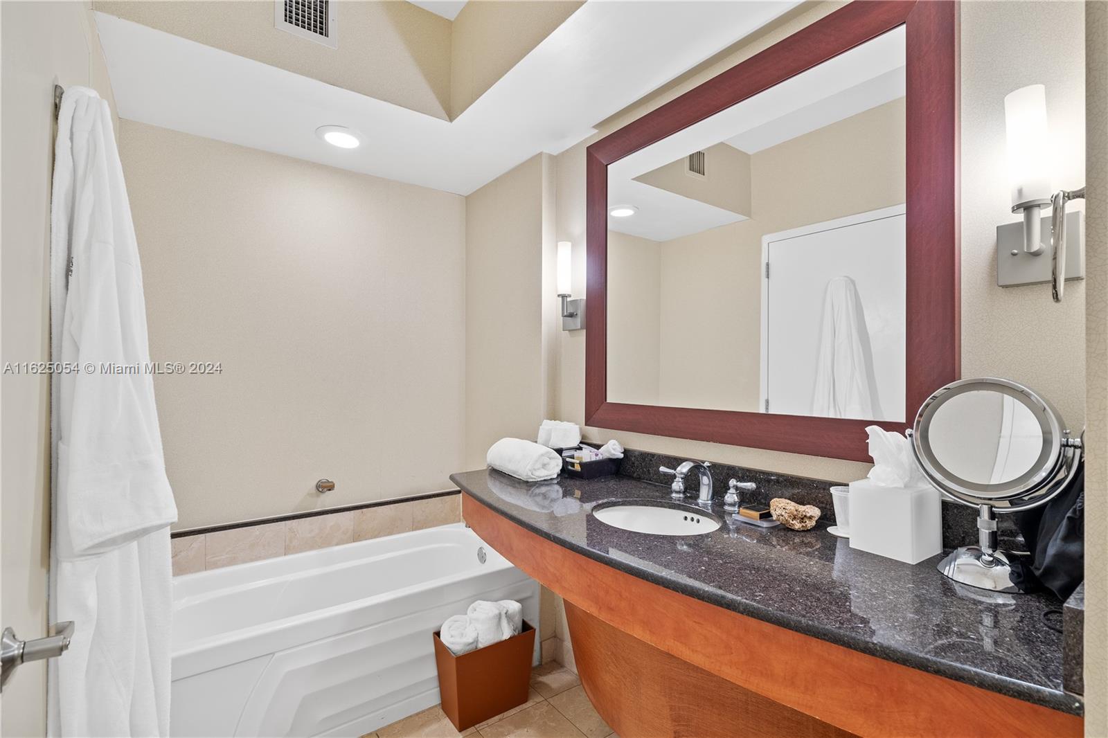 TRUMP INTERNATIONAL SONES - Residential