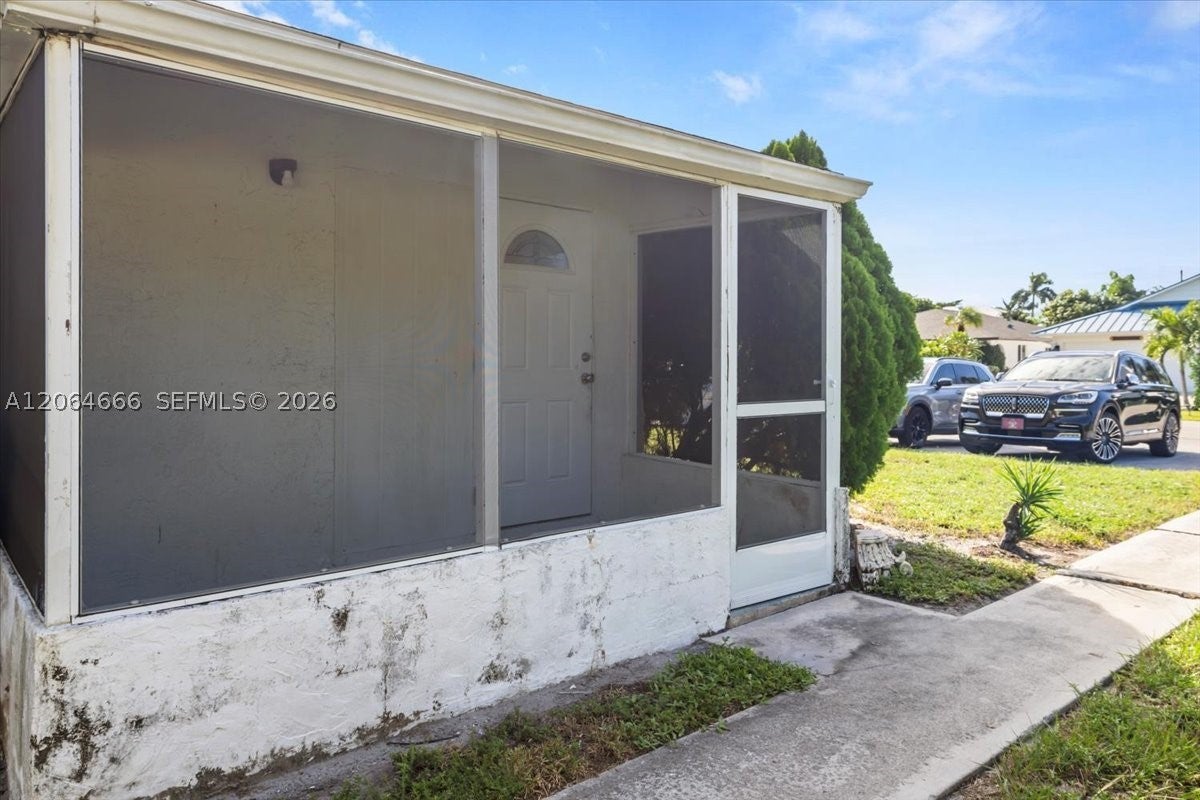 681/683 95th Ave N