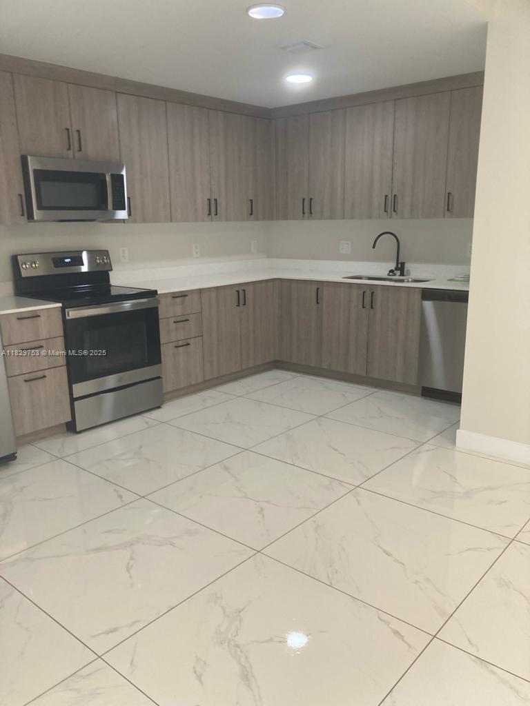 PARADISE ONE - Residential Lease