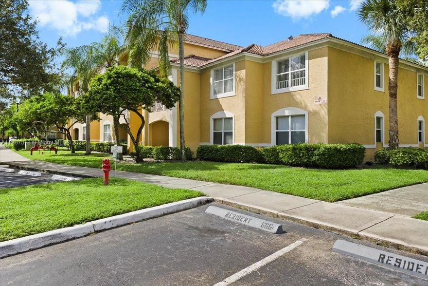 Re MOVE-IN READY CONDO IN THE GATED COMMUNITY OF CLUB CARIBE. THE FLOORING IS LAMINATED THOUGHT EXCEPT FOR THE WET AREAS. THE UNIT WAS JUST RECENTLY PAINTED. THE OPEN LAYOUT KITCHEN FACES THE LIVING AREA. THE COMMUNITY OFFERS TENNIS, A DOG PLAY AREA, COMMUNITY POOL AND IT IS COMPLETELY GATE WITH A 24 HOURS GUARD.BOTH BATHROOMS VANITIES WERE UPDATED AND THE KITCHEN WAS RENOVATED FOR THE NEW TENANT.FIRST MONTH AND ONE MONTH SECURITY