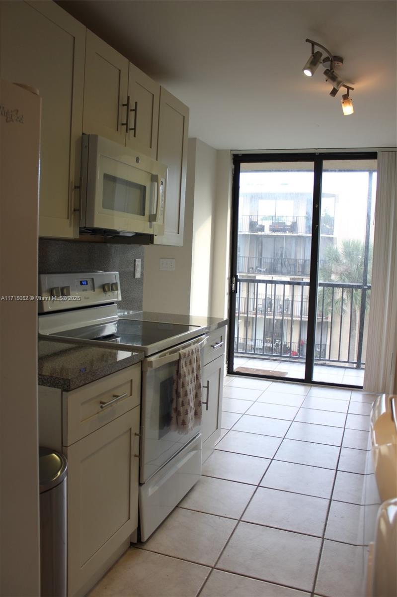 BLUE LAKE APTS CONDO - Residential