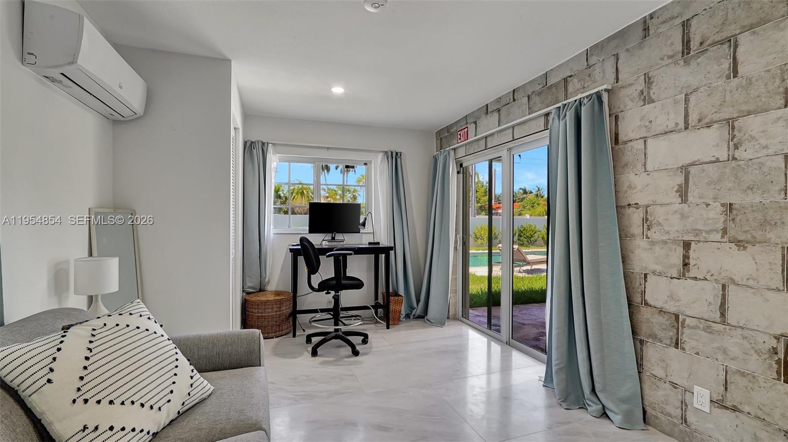 HOLLYWOOD LAKES SECTION - Residential