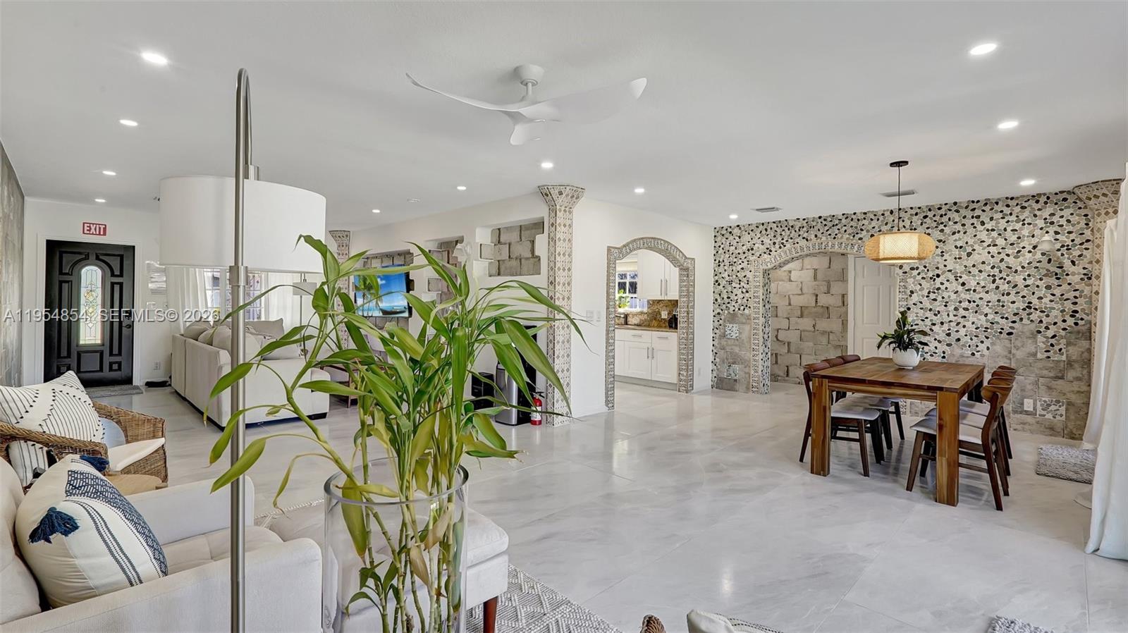 HOLLYWOOD LAKES SECTION - Residential