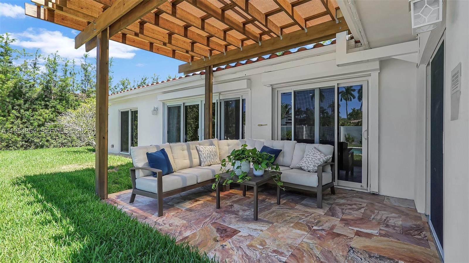 HOLLYWOOD LAKES SECTION - Residential