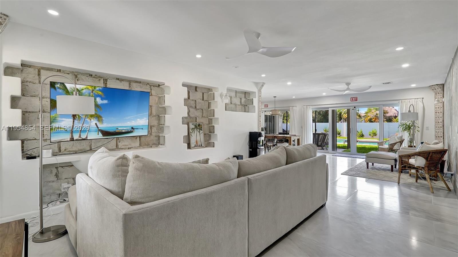 HOLLYWOOD LAKES SECTION - Residential