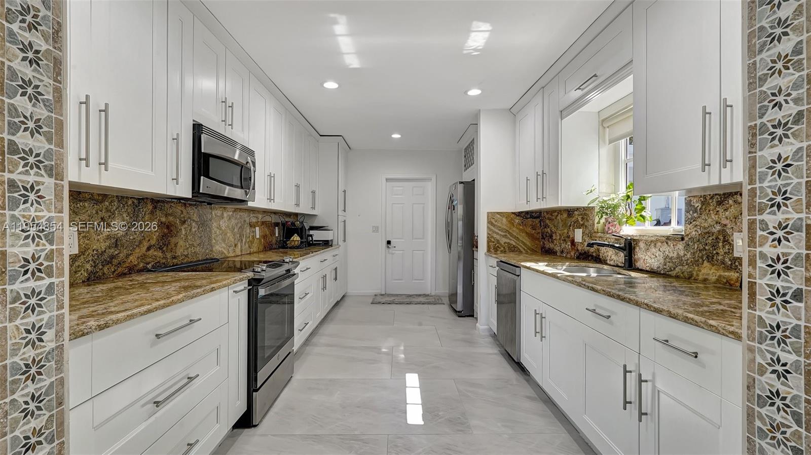 HOLLYWOOD LAKES SECTION - Residential