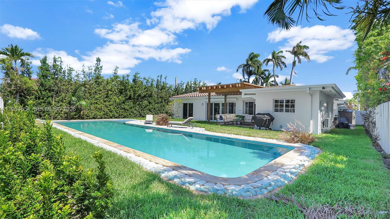 HOLLYWOOD LAKES SECTION - Residential