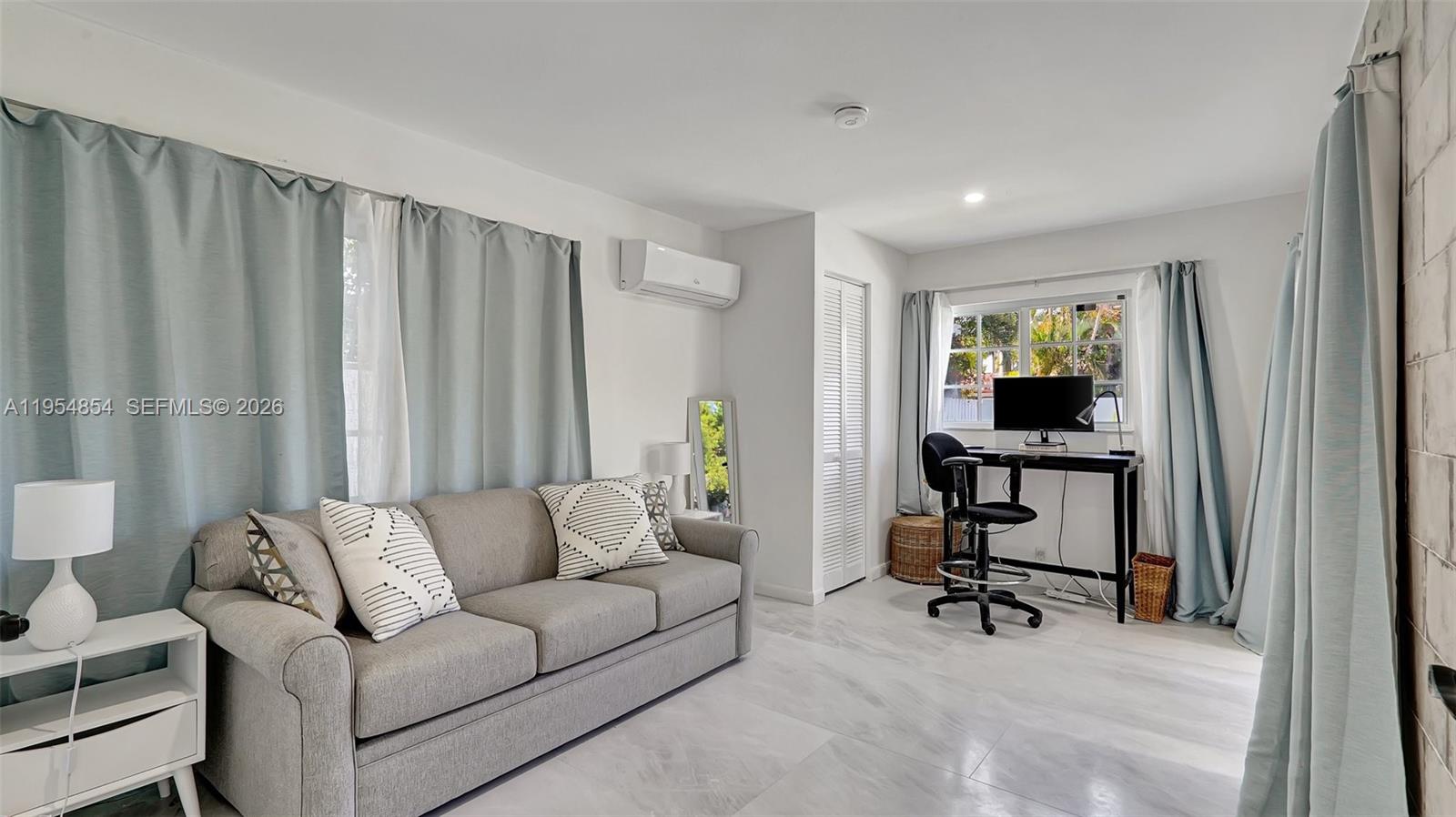 HOLLYWOOD LAKES SECTION - Residential