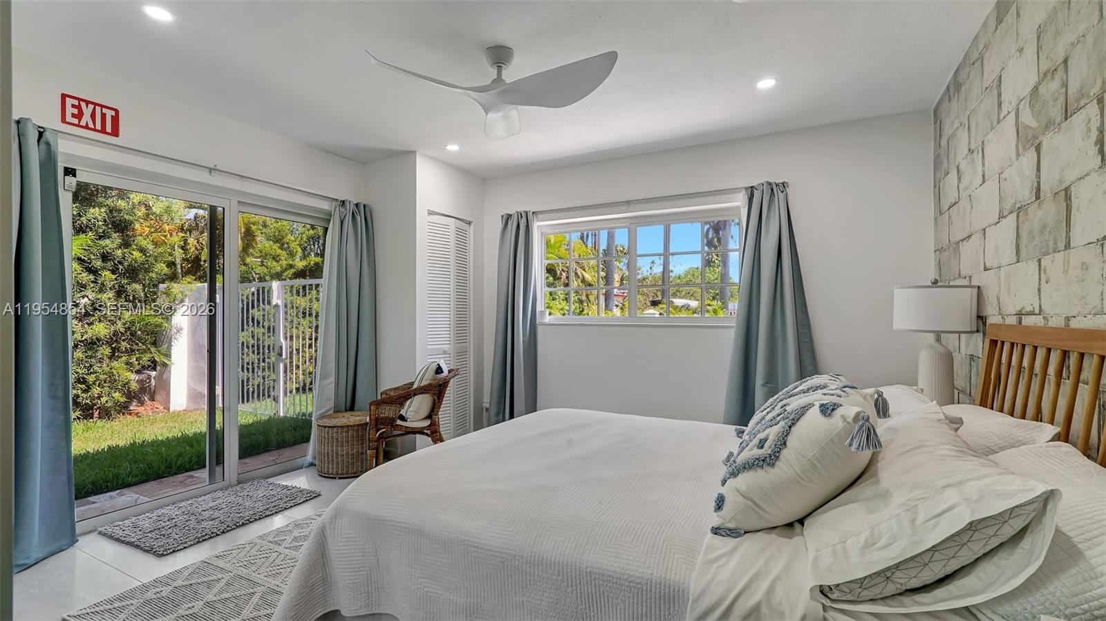 HOLLYWOOD LAKES SECTION - Residential