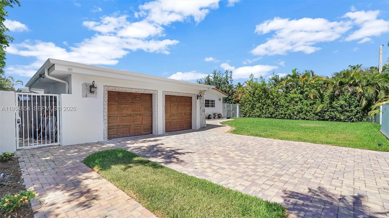 HOLLYWOOD LAKES SECTION - Residential