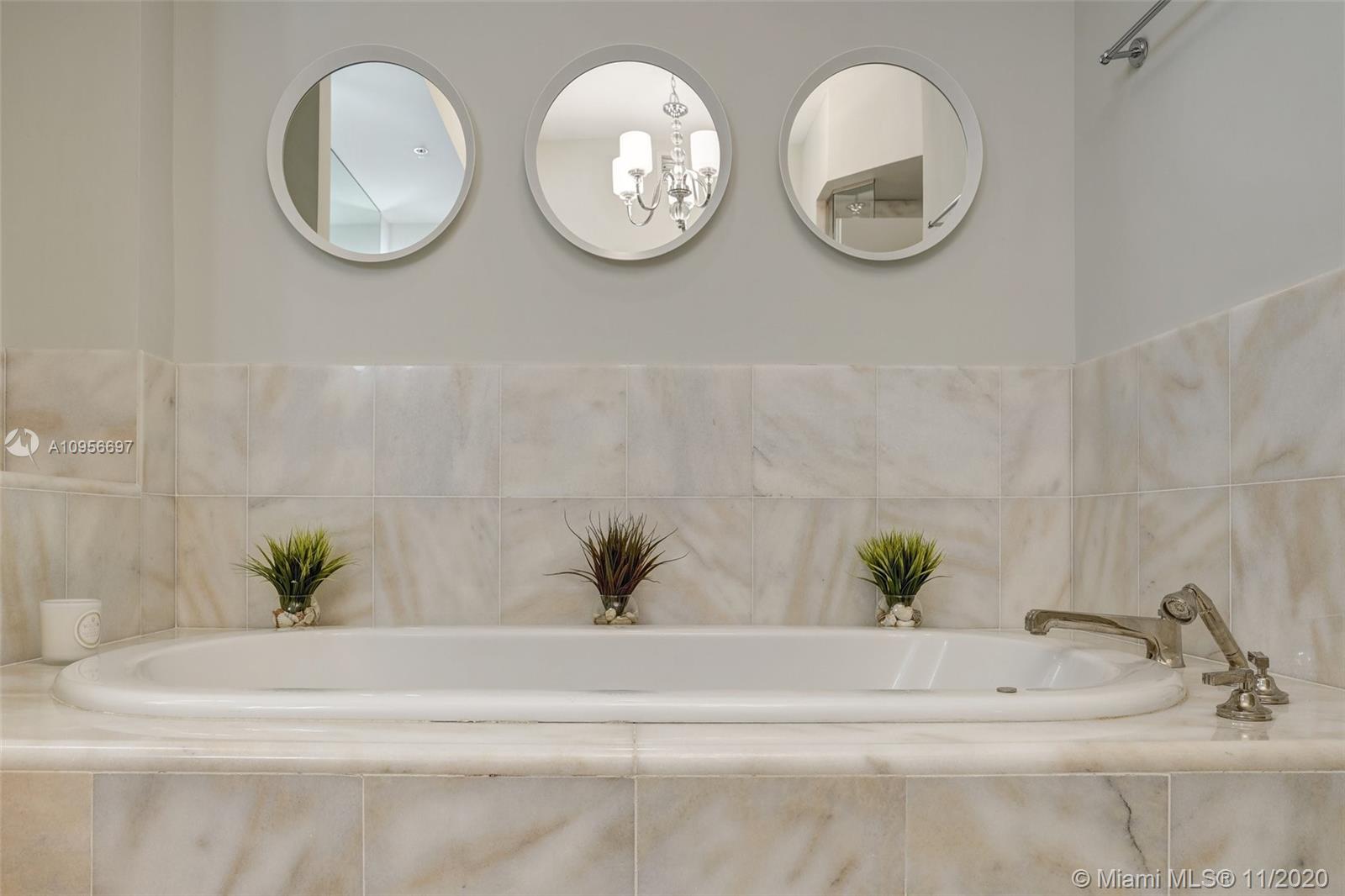 CONTINUUM ON SOUTH BEACH - Residential