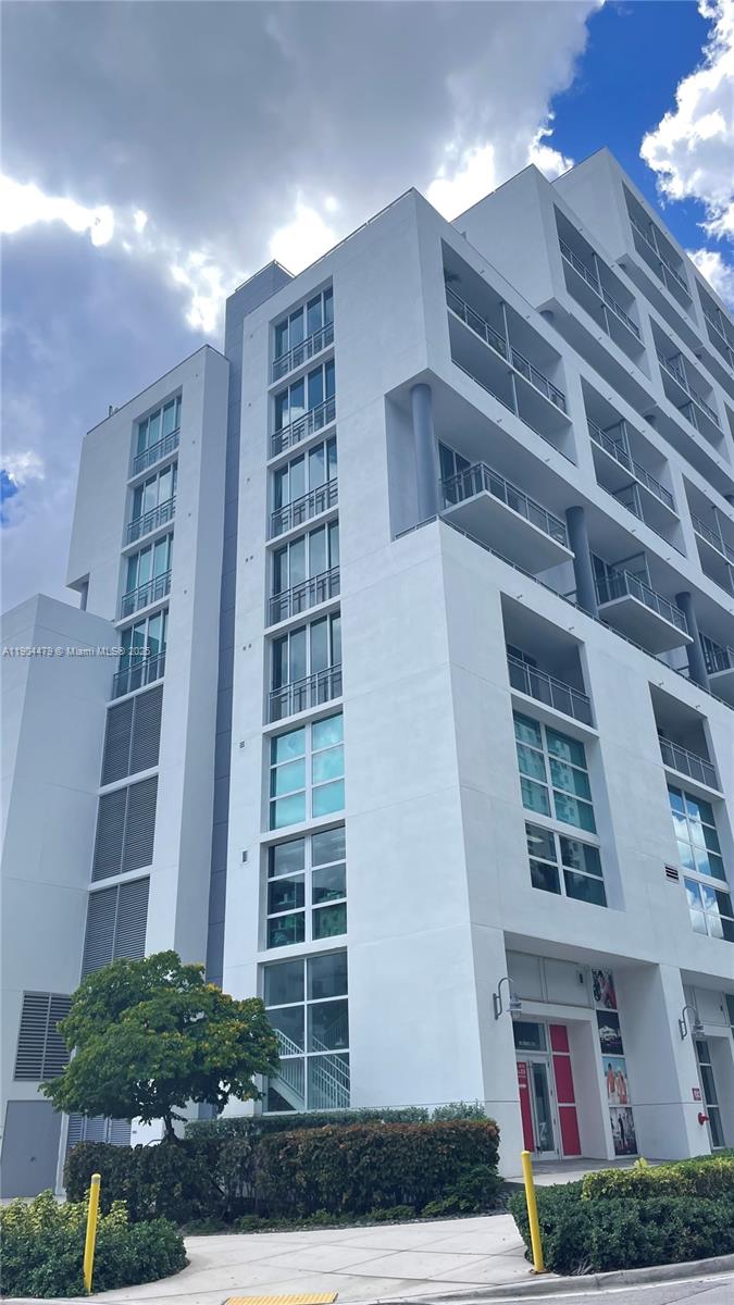 1/1 at Edegewater, easy access to all the expressways. Beautiful unit with wood floors. washer and dryer inside the unit. Parking garage same floor. Close to Brickell, Wyndwood and Downtown. Must see. Tenant Occupied until Dec 31 2025