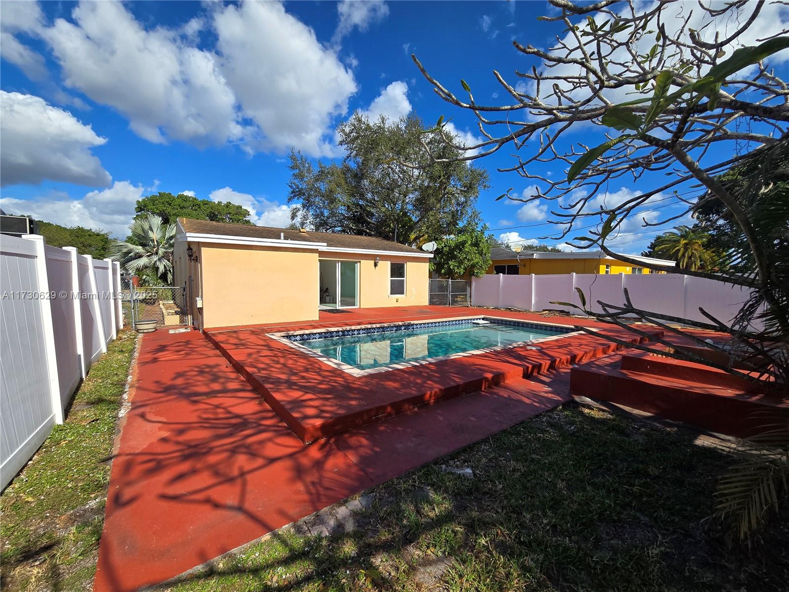HOLLYWOOD LITTLE RANCHES - Residential