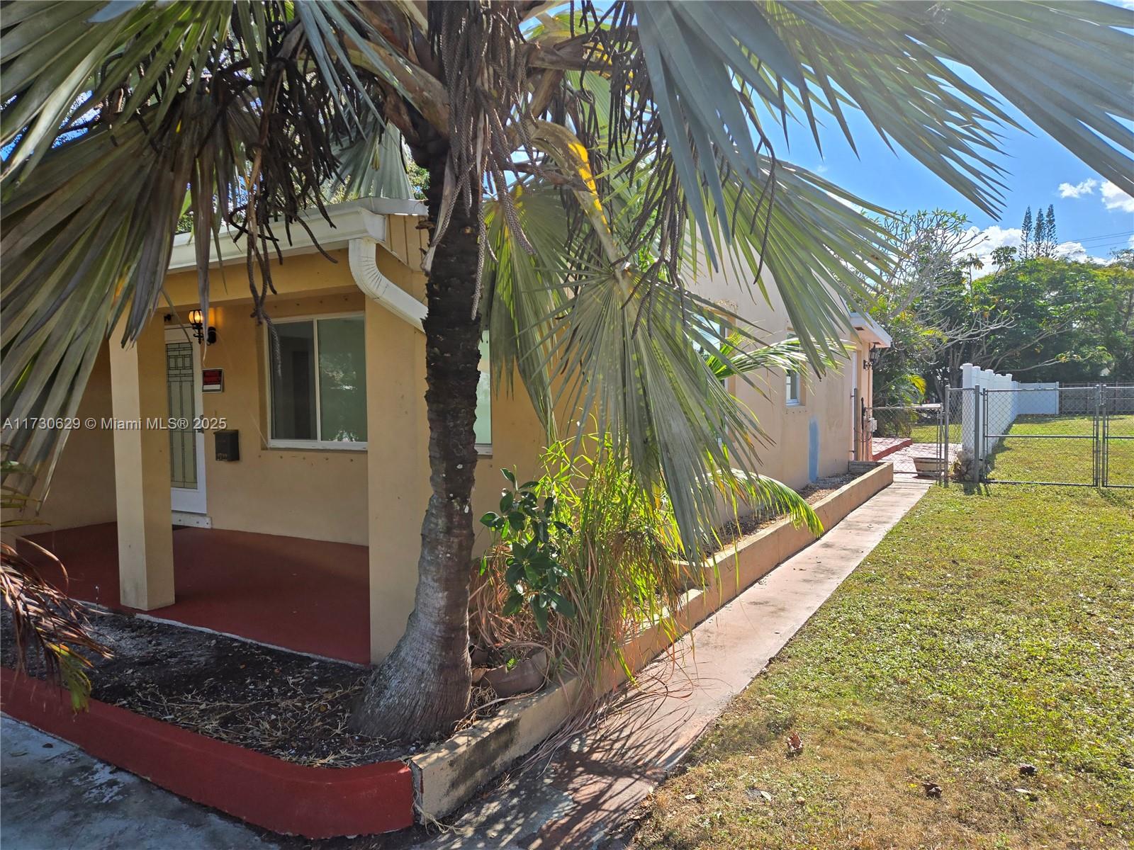 HOLLYWOOD LITTLE RANCHES - Residential