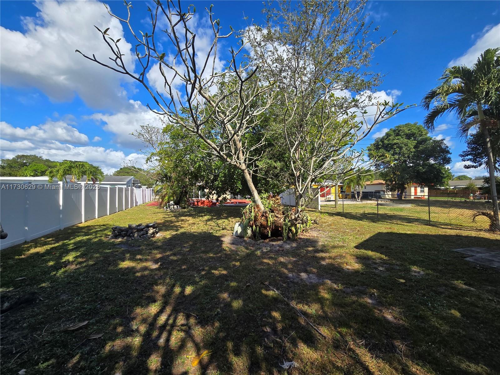 HOLLYWOOD LITTLE RANCHES - Residential
