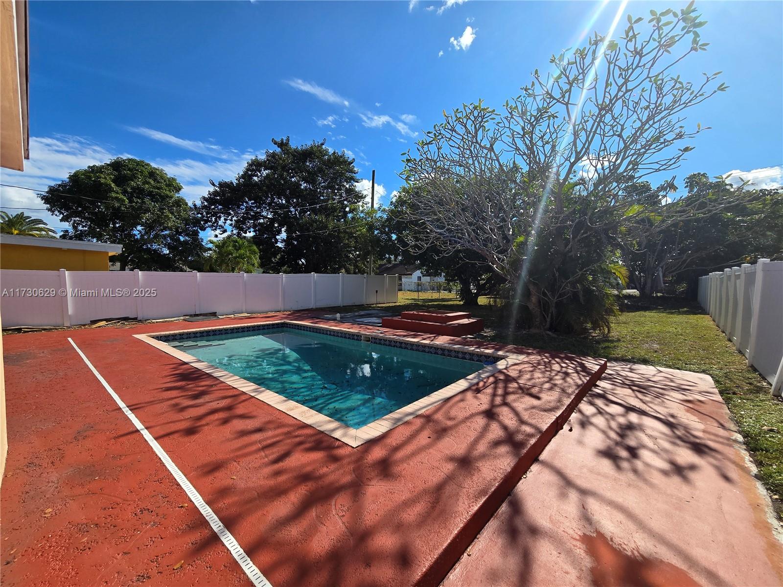 HOLLYWOOD LITTLE RANCHES - Residential